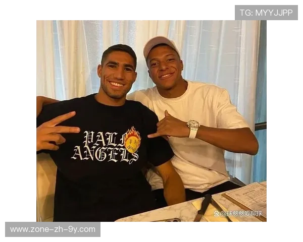 姆巴佩街头帮小孩签名，粉丝暖心留言不断