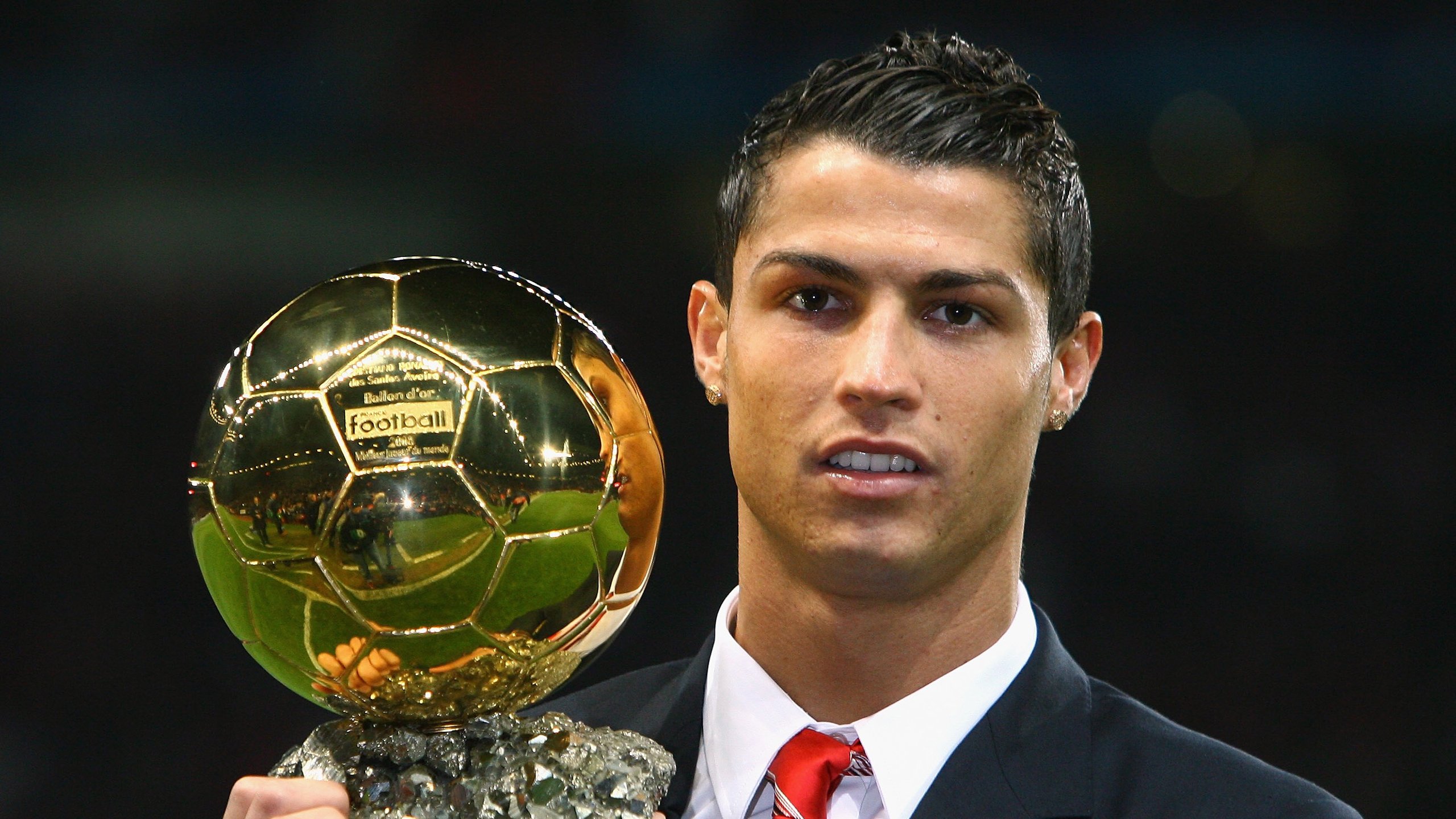 JIU YOU GAME-巨星“精彩瞬间”回放：运动场上的非凡表现！